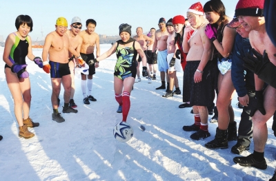 Changchun: Swimming enthusiasts play football in the snow