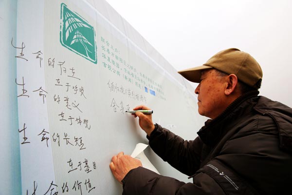 NE Chinese pay tribute to their deceased family members