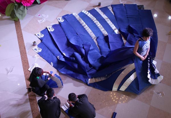 Paper fashion show struts its stuff in Changchun