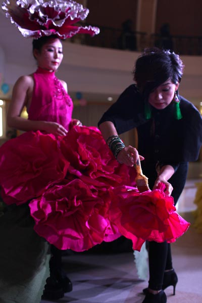 Paper fashion show struts its stuff in Changchun