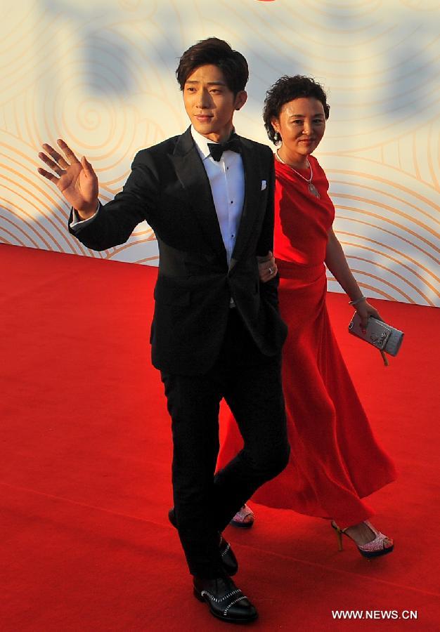 Stars shine at red carpet of 24th China Golden Rooster and Hundred Flowers Film Festival