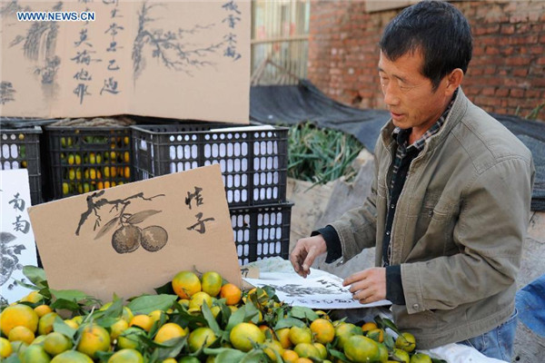 Fruit peddler displays paintings to attract customers, NE China