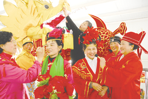 Community residents celebrate the Dragon Head Raising Festival in Dandong