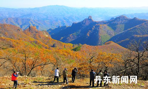 Autumn scenery charms tourists