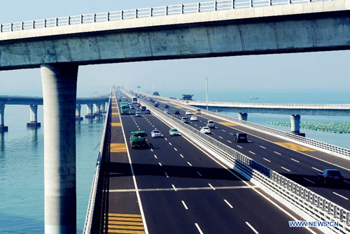 Vehicles run smoothly on Jiaozhou Bay Bridge