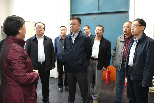 Chancellor Huang Guitian visits school personnel