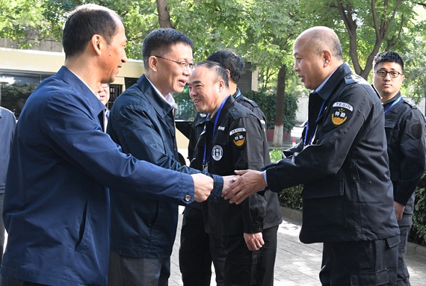 Chancellor Huang Guitian visits school personnel