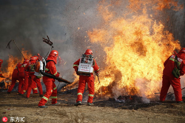 Large-scale emergency rescue drill held in East China