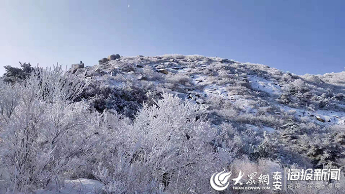 First snow of 2020 makes Lianhua Mountain more beautiful