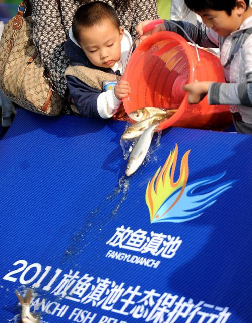 Fish freed into Dianchi Lake in Kunming