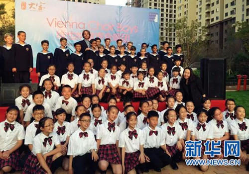 Vienna Boys' Choir sings with Yunnan students