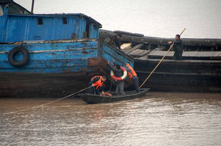 All 5 rescued after boats stranded in river