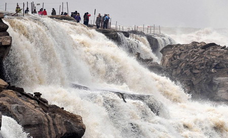 Hukou roars to life as ice melts