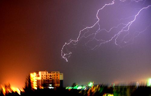 Thunderstorm hits SW China, failing to ease drought