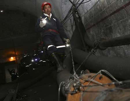 Rescuers race against time for trapped miners