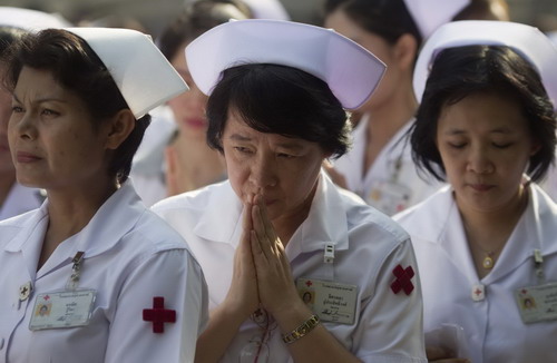 Thai nurses demonstrate against 'red shirt' protesters