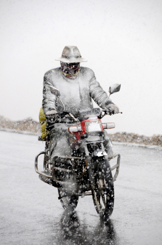 Snow blankets quake-hit Yushu