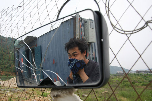 Low-income workers make container house