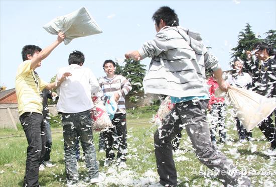 Pillow fight helps to ease gaokao pressure