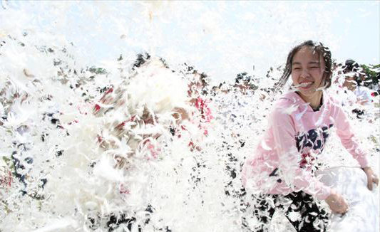 Pillow fight helps to ease gaokao pressure