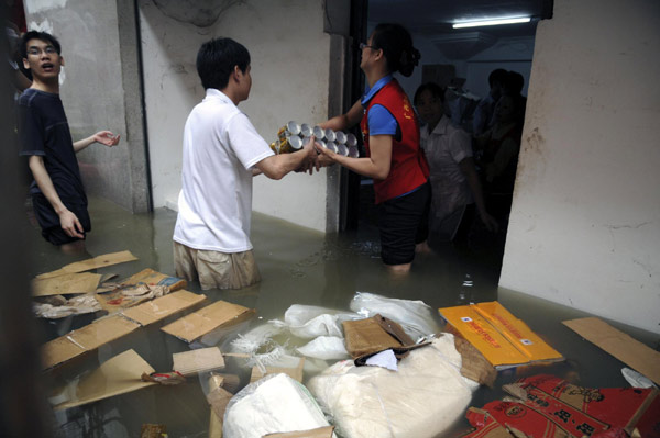 Flash floods ravage South China