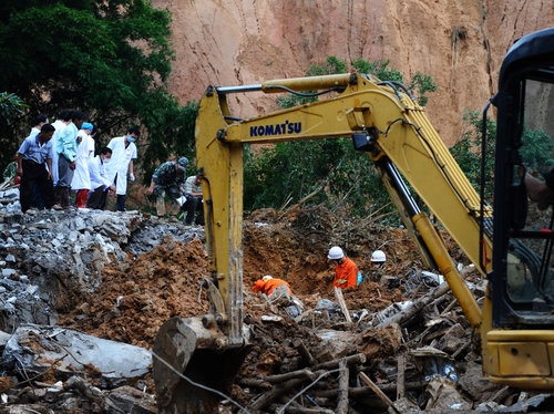 Grim task uncovers bodies after landslide