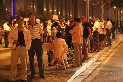 Spend the night on street after quake in N China