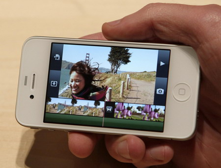 Apple unveils the new iPhone 4 with video chat