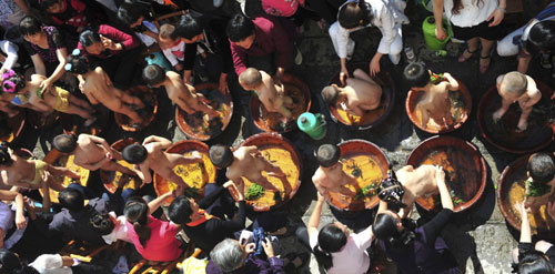 Festival air surrounds Quyuan's hometown