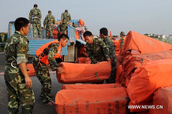 Rescuers help villagers evacuate to safe places in S China