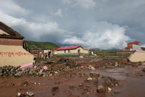 Flood in Qinghai fills streets, clogs traffic