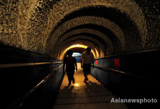 Air-raid shelters become heat shelters