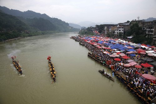 Ethnic Dragon Canoe Festival held in SW China