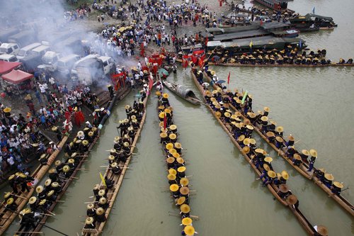 Ethnic Dragon Canoe Festival held in SW China