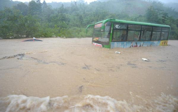 Torrential rain ravages Anhui, 50,000 stranded