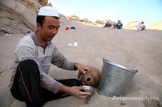 Hot sand treatment popular in Xinjiang