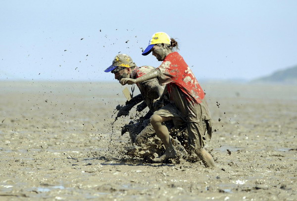 Mud field racing competition in E China