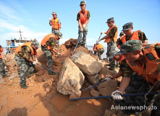 Dike reinforcement carried out in E China