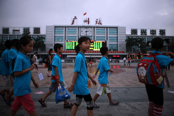 Left-behind children reunite with parents in S China