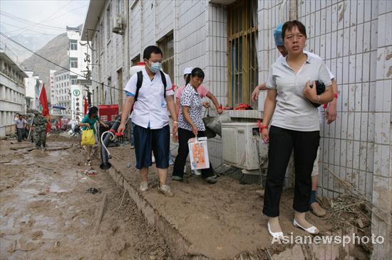 Rescuers search sludge for mudslide survivors