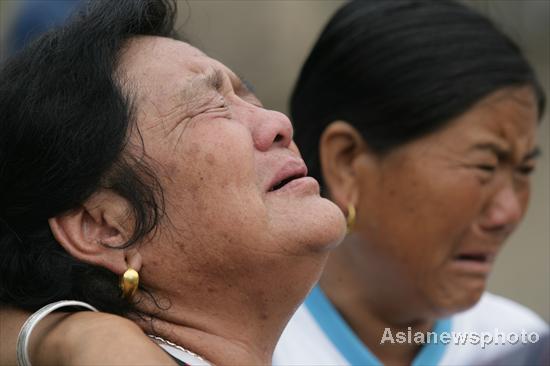 Rescuers search sludge for mudslide survivors