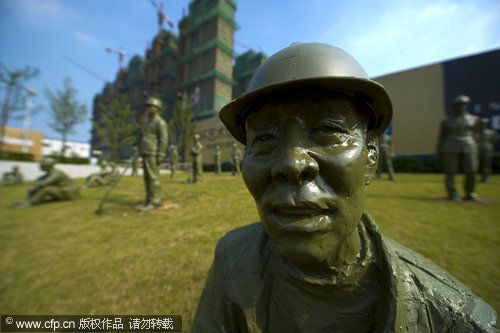 Statues in honor of migrant workers in E.China