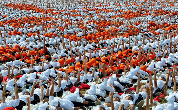 Human dominos break Guinness record in N China