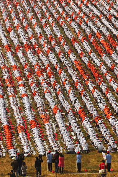 Human dominos break Guinness record in N China