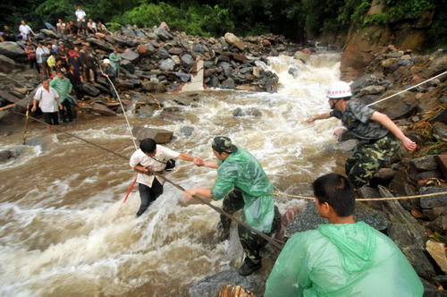 126 tourists rescued after landslide in Henan