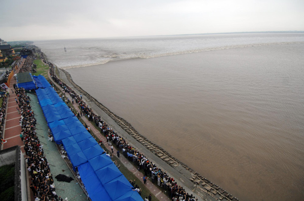 Tidal waves along Qiantang River