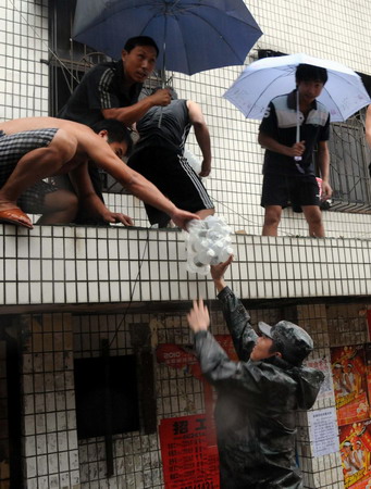 Mass evacuation in flood-hit Hainan