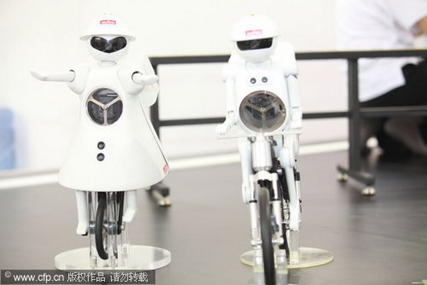 Robotic Murata Boy cycles into Hi-Tech fair