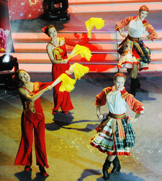 Chinese, Russian dancers perform to greet Spring Festival