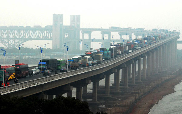 41,000 vehicles paralyze Jiujiang Yangtze River Bridge